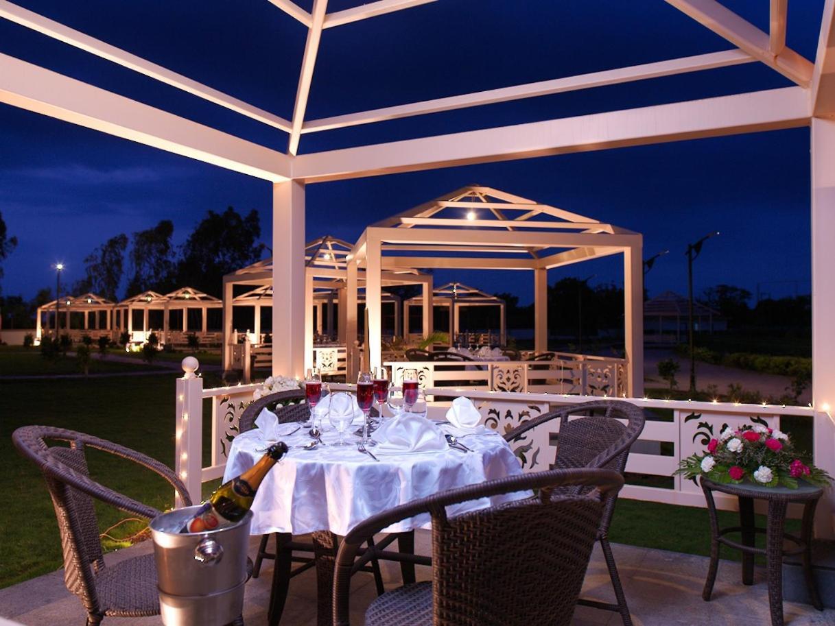 Ānand Neonz Resort & Club מראה חיצוני תמונה